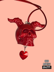 A side view of the necklace