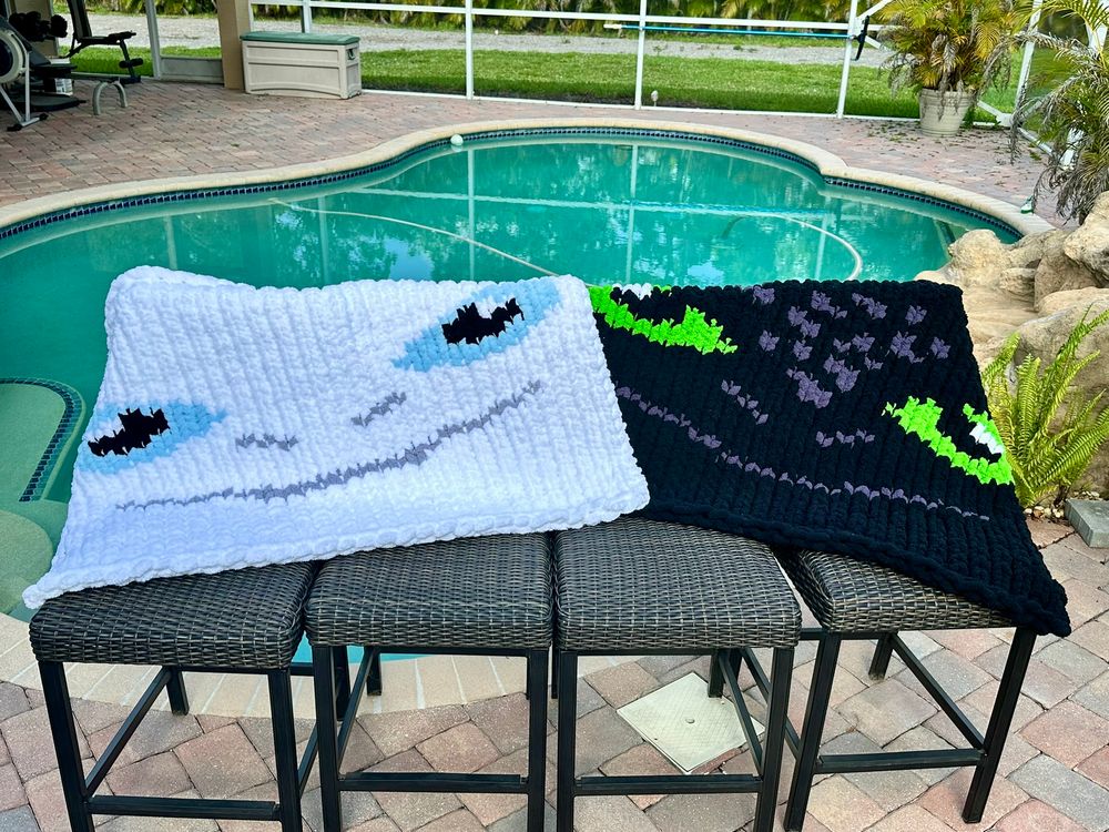 DRAGON FACE Chunky Knit Throw