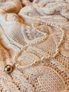 The Mirrorball Pearl necklace