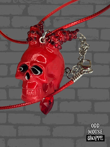 A side view of the necklace