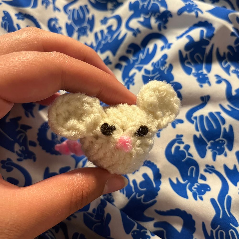 Tiny knitted mouse (white or gray)