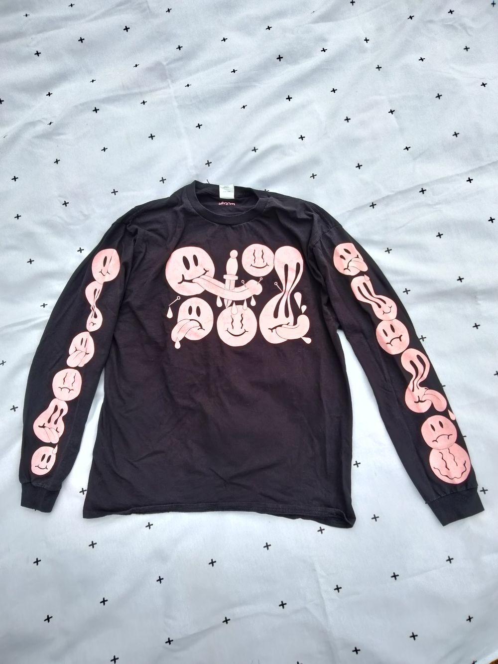Black long sleeve w/ pink smiley face design (large)