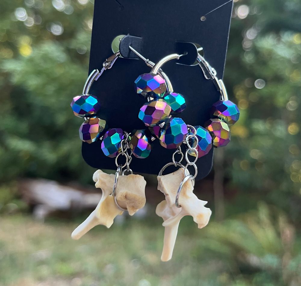 Beaded hoop vertebrae earrings (large)