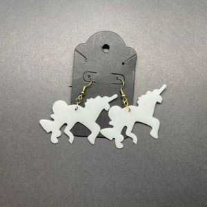 Unicorn 3 with gold-tone hooks