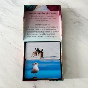 The hinged, hard box with all 120 energy/ affirmation cards