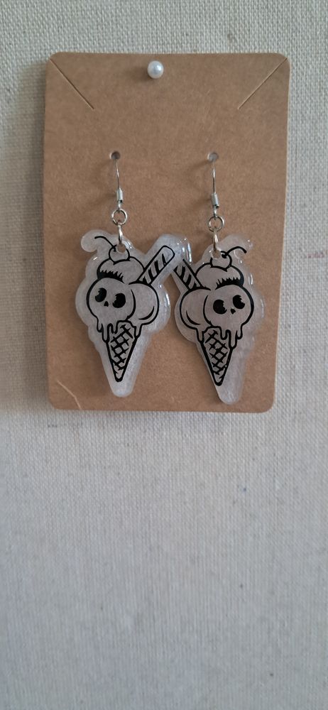 Skull cream earrings