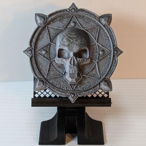 A box using the "Shadow" filament that changes gradients from white to black, depending on which way the nozzle is going. It's a lot of grey.
