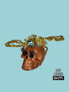 A side view of the necklace