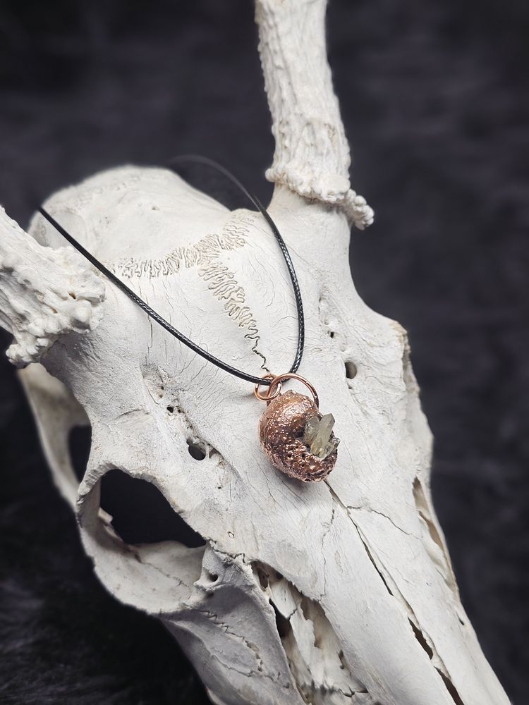 Shell with quartz necklace 