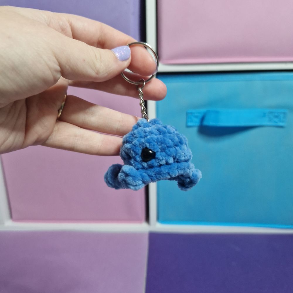Blue chenille crochet whale keyring