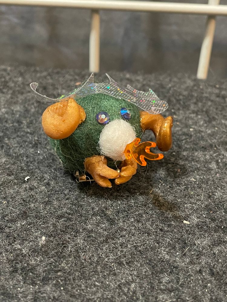 Wool ball dragon shoulder friend pin 