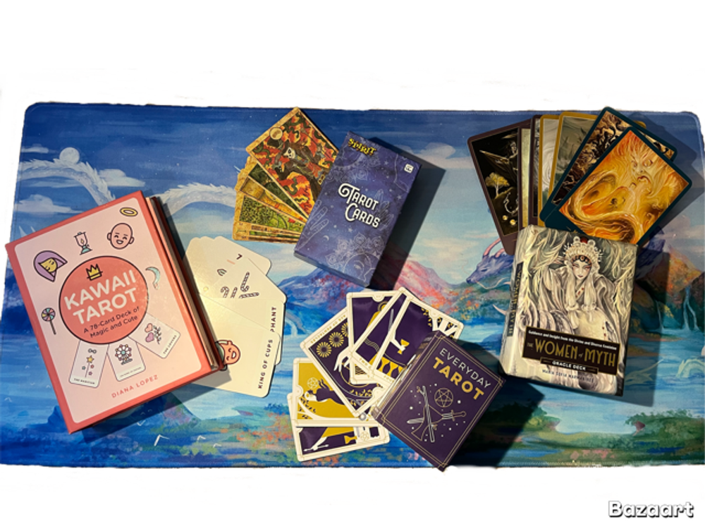 Tarot or oracle card reading