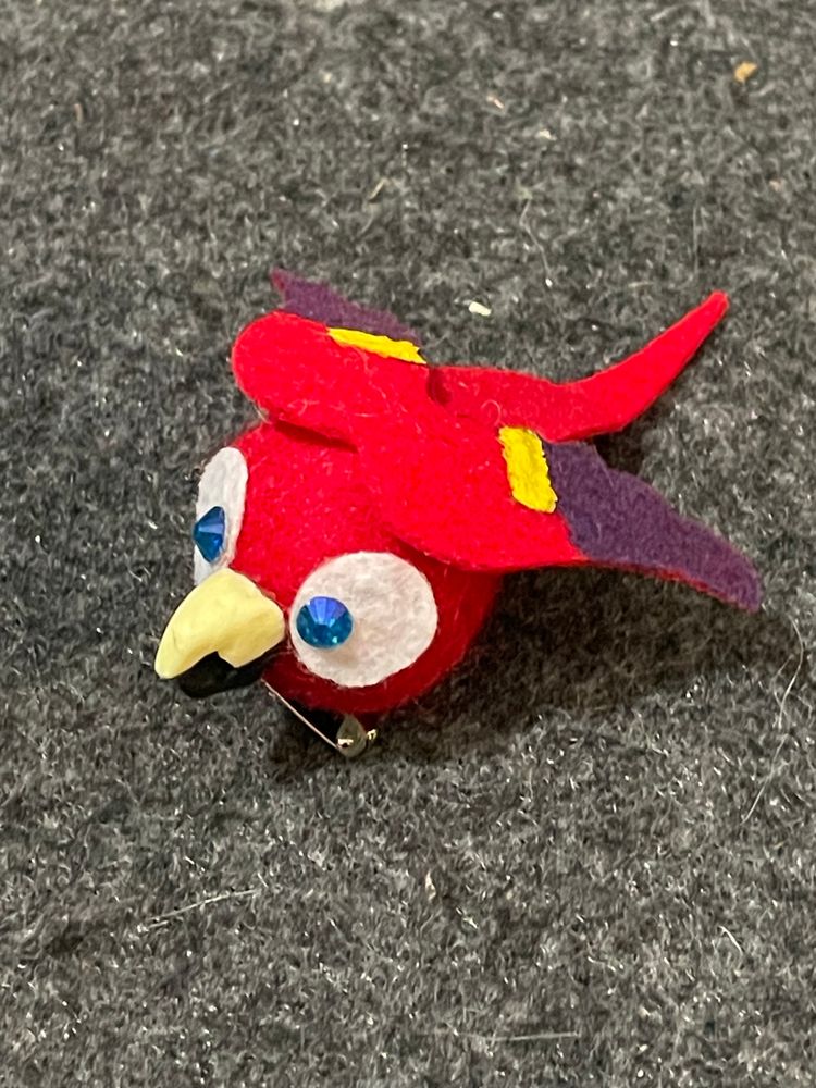 Wool ball Scarlet Macaw Bird shoulder friend pin 