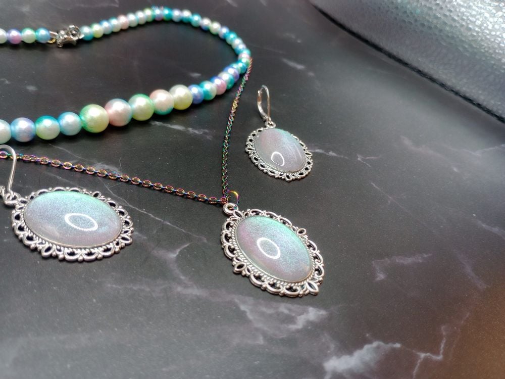 Vintage style silver pendant earrings and imitation pearl ne...