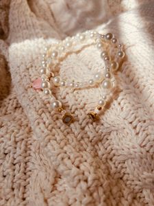 closeup of the magnetic clasp, open