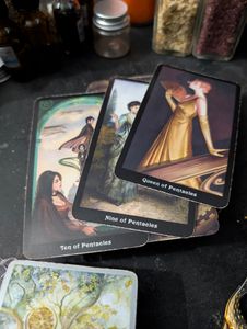 I did a three-cart pull as an example and it came up all pentacles, much to even my surprise. The ten of pentacles the nine of pentacles and the Queen of pentacles.