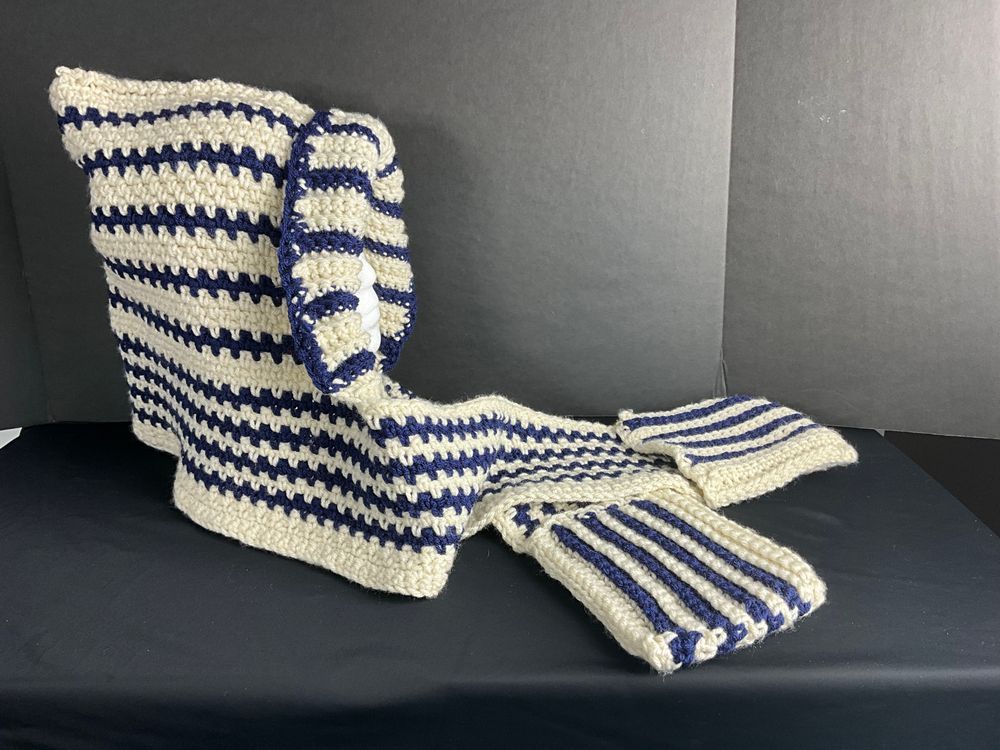 Winter hood with pockets