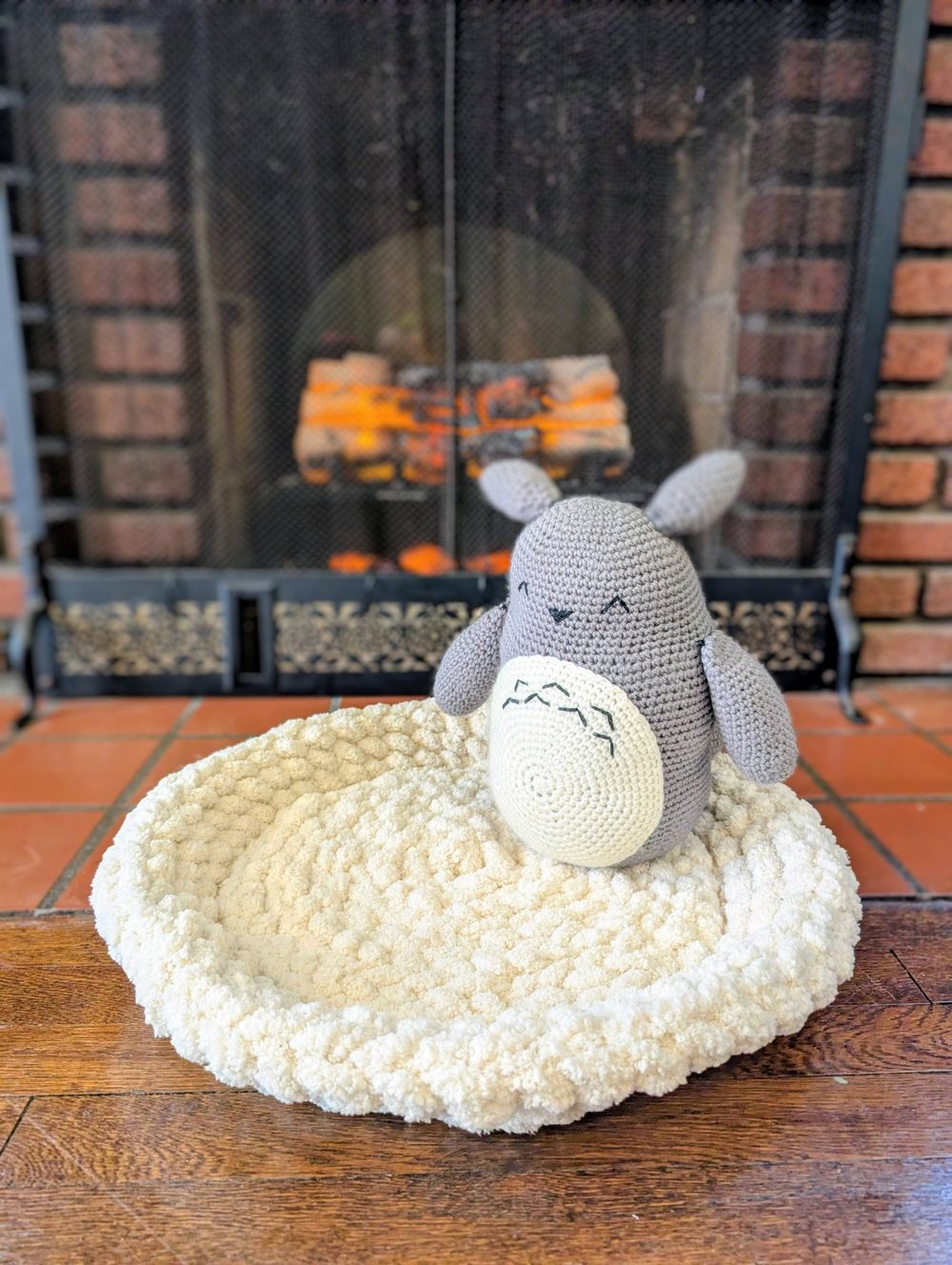 “Ivory Throne” Hand-Knit Pet Bed - Regal Simplicity for Cats and Small Pets