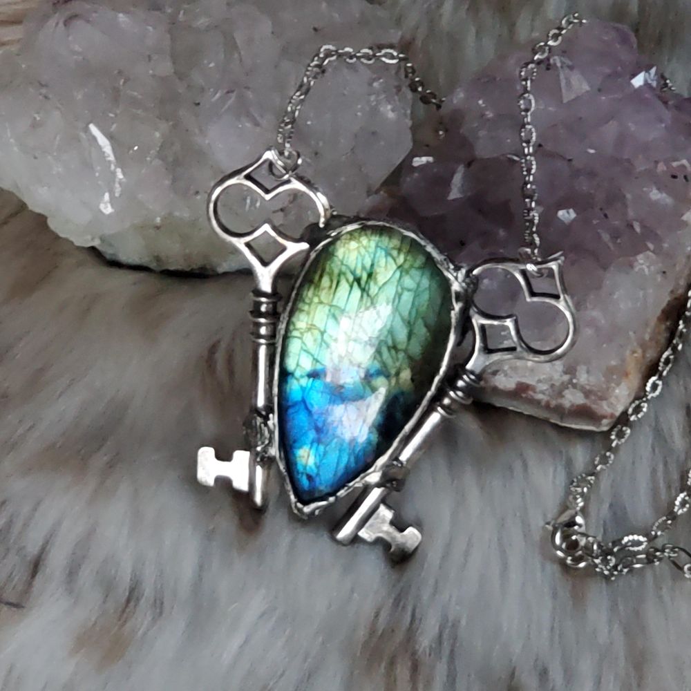 Keys to the underworld - Hekate inspired labradorite necklace