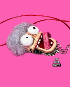 A side ways view from the left side of the sculpted pendant