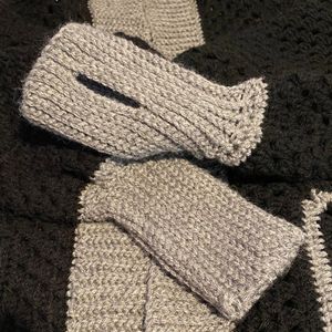 Close up of sleeve cuffs w/thumb hole