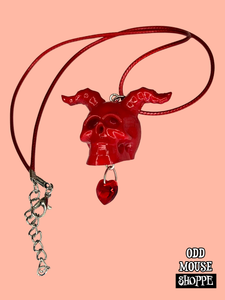 A side view of the necklace