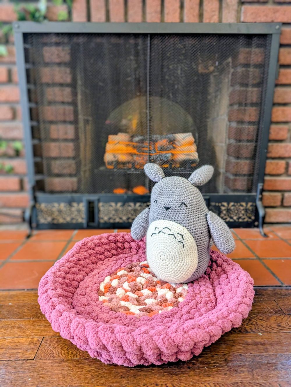 “Twilight Tabby” Hand-Knit Pet Bed - Circular Comfort with Colorful Charm