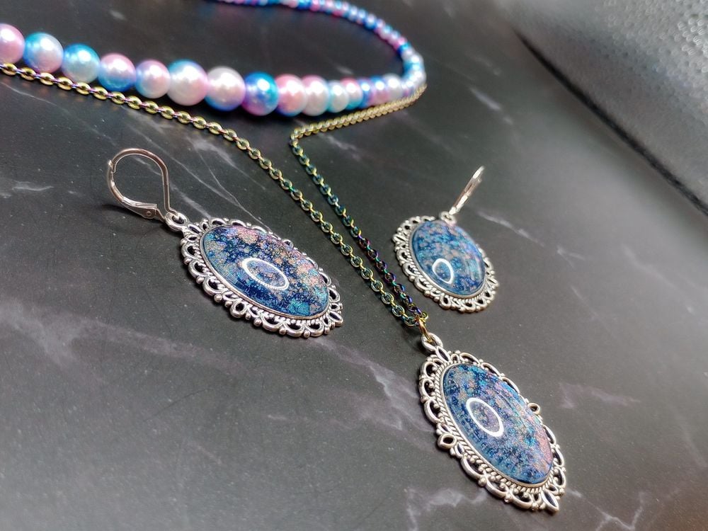 Vintage style silver pendant earrings and imitation pearl ne...