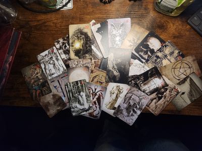 28 cards to match the 28 day lunar cycle, these cards are the set that comes with the book.