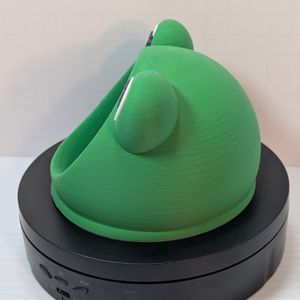 The side view of the 3D printed froggy catch-all dish. It kinda looks like one of those "yip yip yip" aliens from Sesame Street with the mouth wide open.