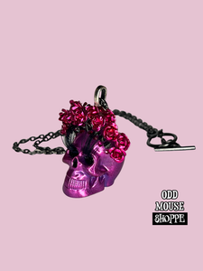 A side view of the necklace