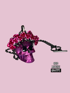 A side view of the necklace