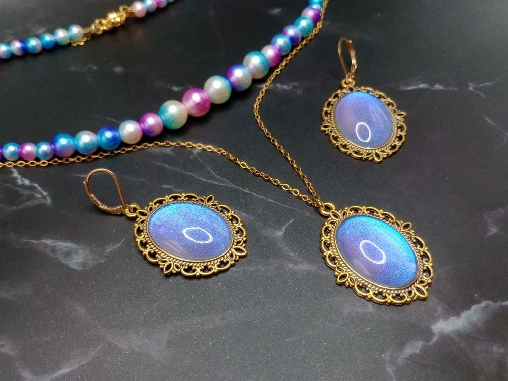 Vintage style gold color pendant earrings and imitation pear...