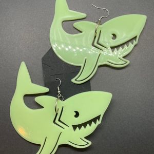 XXL Shark with silver-tone hooks