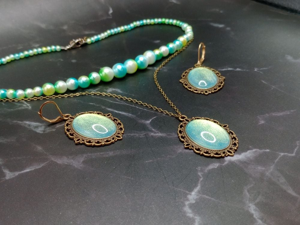 Vintage style dark gold pendant earrings and imitation pearl...