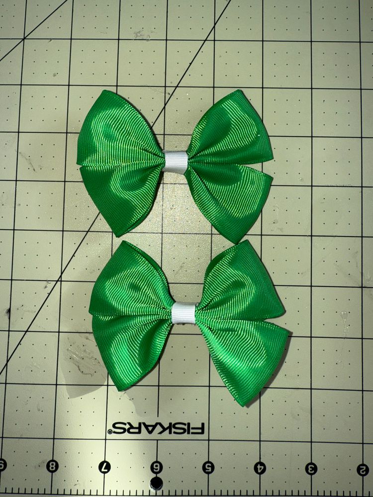 Green w/ White Center Pigtail Bows