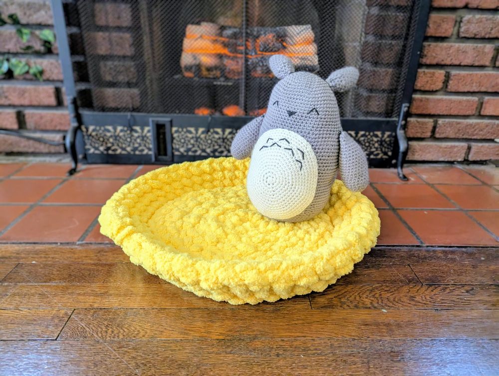 “Little Sunbeam” Hand-Knit Pet Bed - Bright and Cheerful Comfort