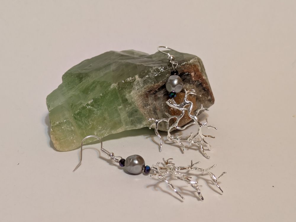 Faux black pearl with glass beads metal root earrings