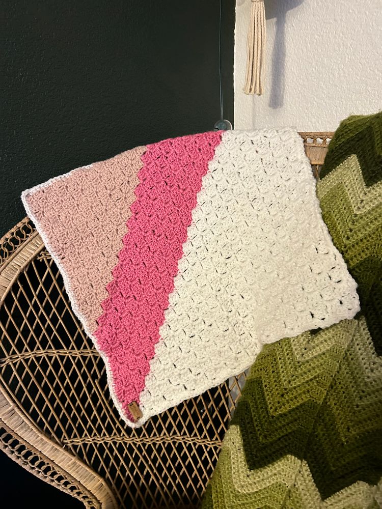 Crochet pink baby blanket 