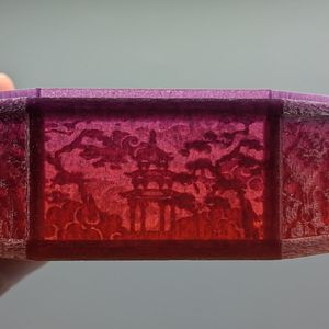 The side of the dice tray, showing a pagoda.